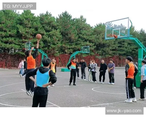 全国锦标赛回顾：成都篮球队展现出色节奏与团队配合的精彩表现